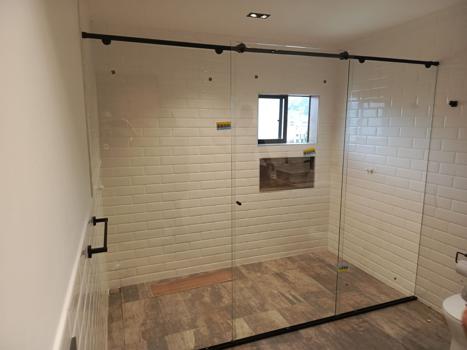 Baño reformado con detalles en enchape