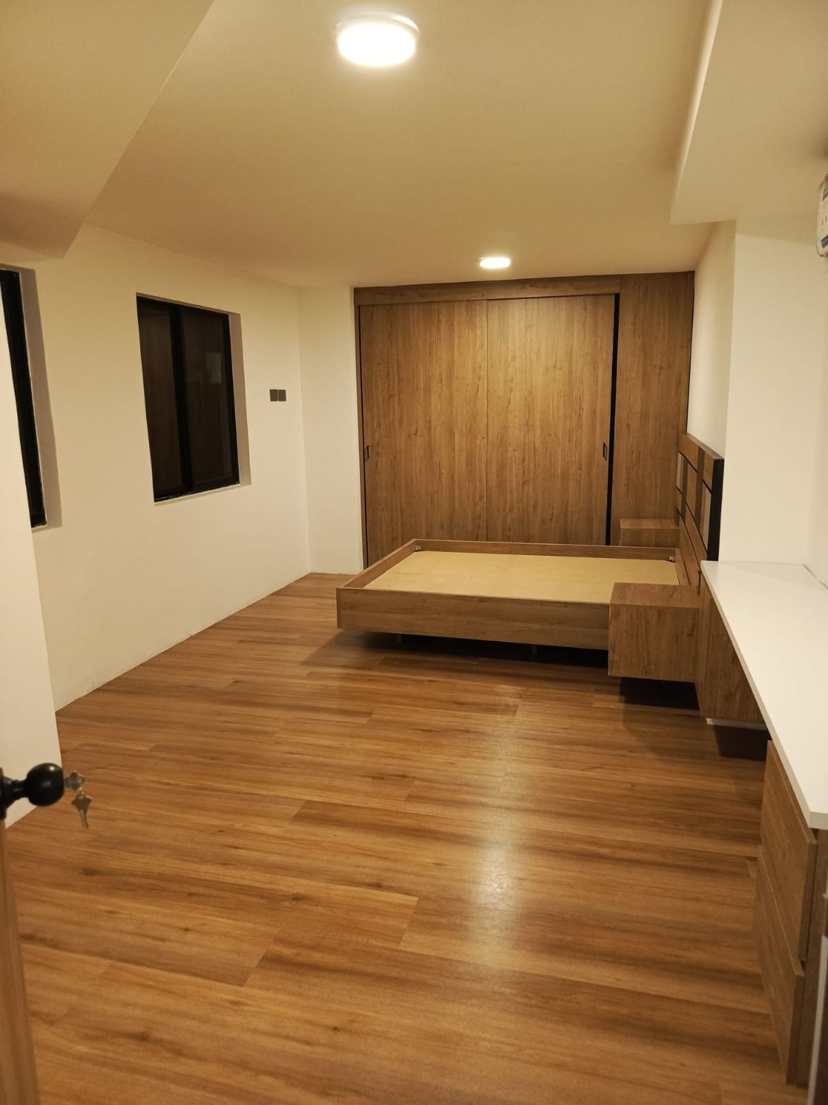 Alcoba terminada con piso laminado