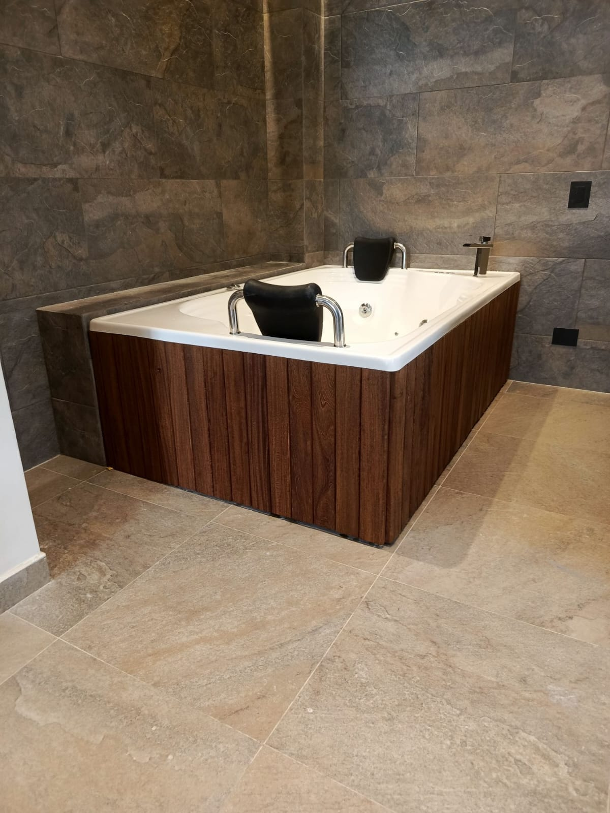 Baño con jacuzzi y enchape terminado